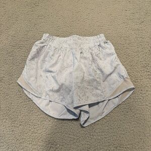 Lululemon Hotty Hot Low-Rise Short 4" Lined Size 4 Gravel Dust Pastel Blue